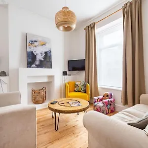 penarth-townhouse-close-to-cardiff-bay.cardiffhotelswales.com/