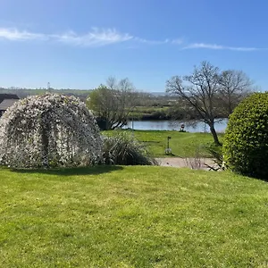 River Retreat - River Views & Parking Apartment