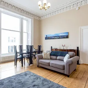 old-town-stylish-apartment-5-mins-walk-to-castle.edinburghhotelsuk.org/